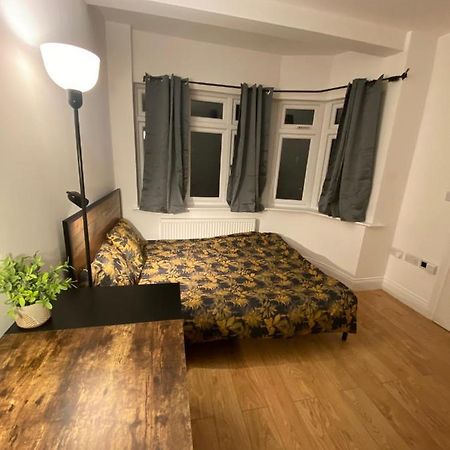 فندق 4 Wharncliffe Drive Hanwell المظهر الخارجي الصورة