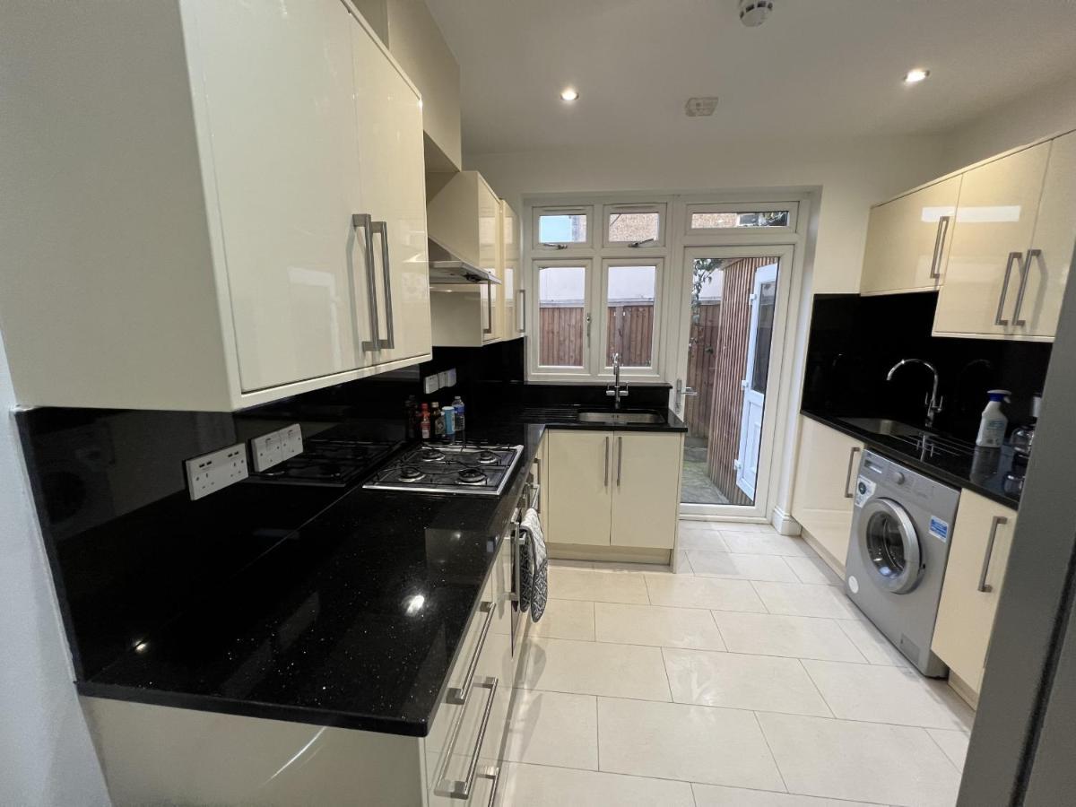 فندق 4 Wharncliffe Drive Hanwell المظهر الخارجي الصورة