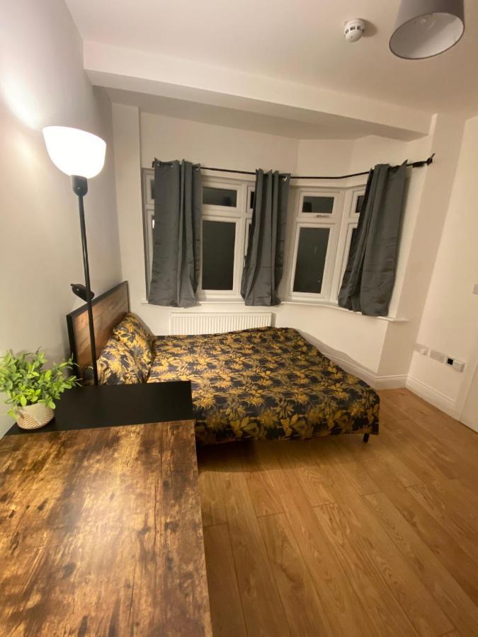 فندق 4 Wharncliffe Drive Hanwell المظهر الخارجي الصورة