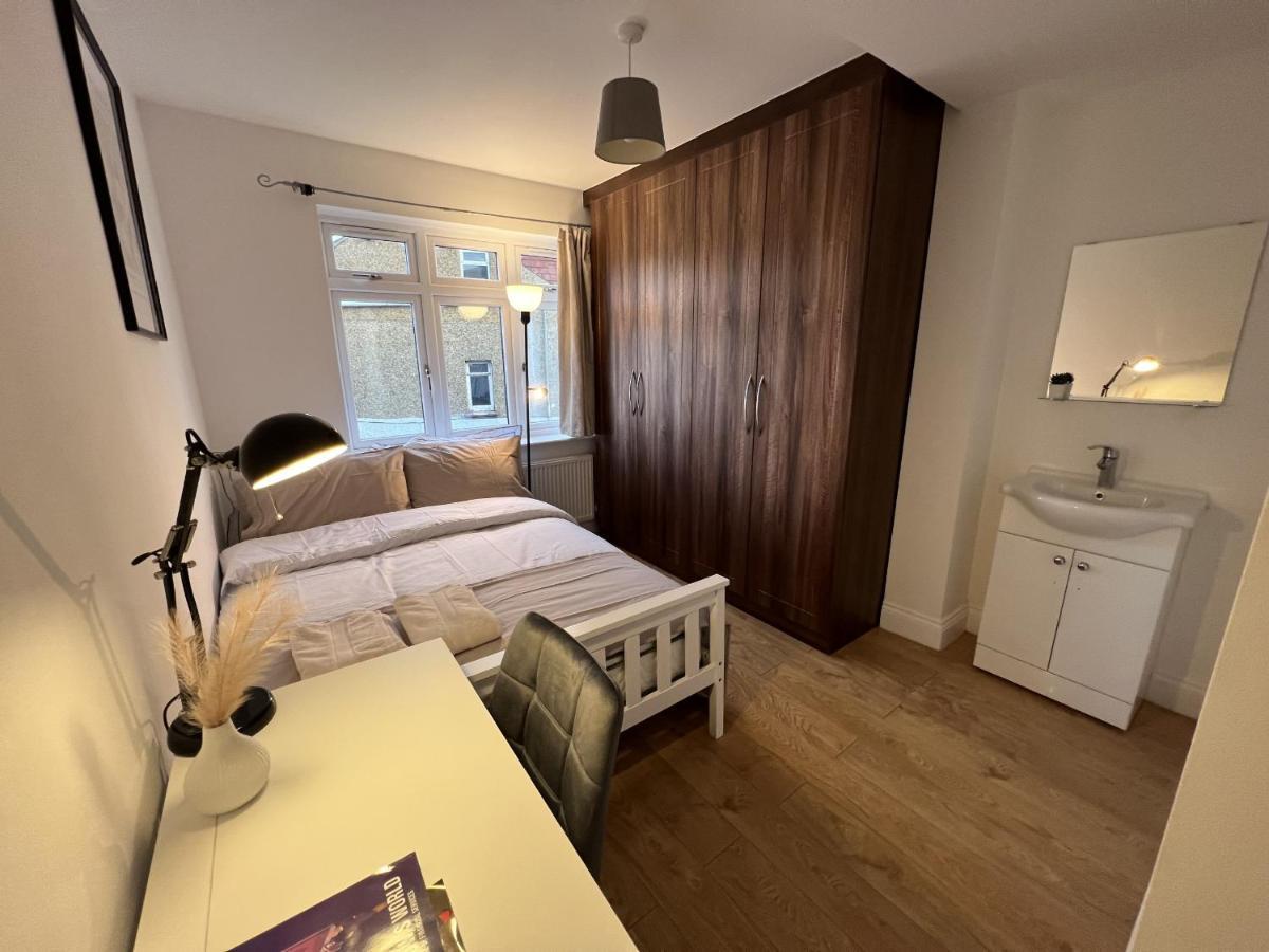 فندق 4 Wharncliffe Drive Hanwell المظهر الخارجي الصورة