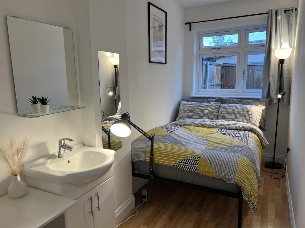 فندق 4 Wharncliffe Drive Hanwell المظهر الخارجي الصورة