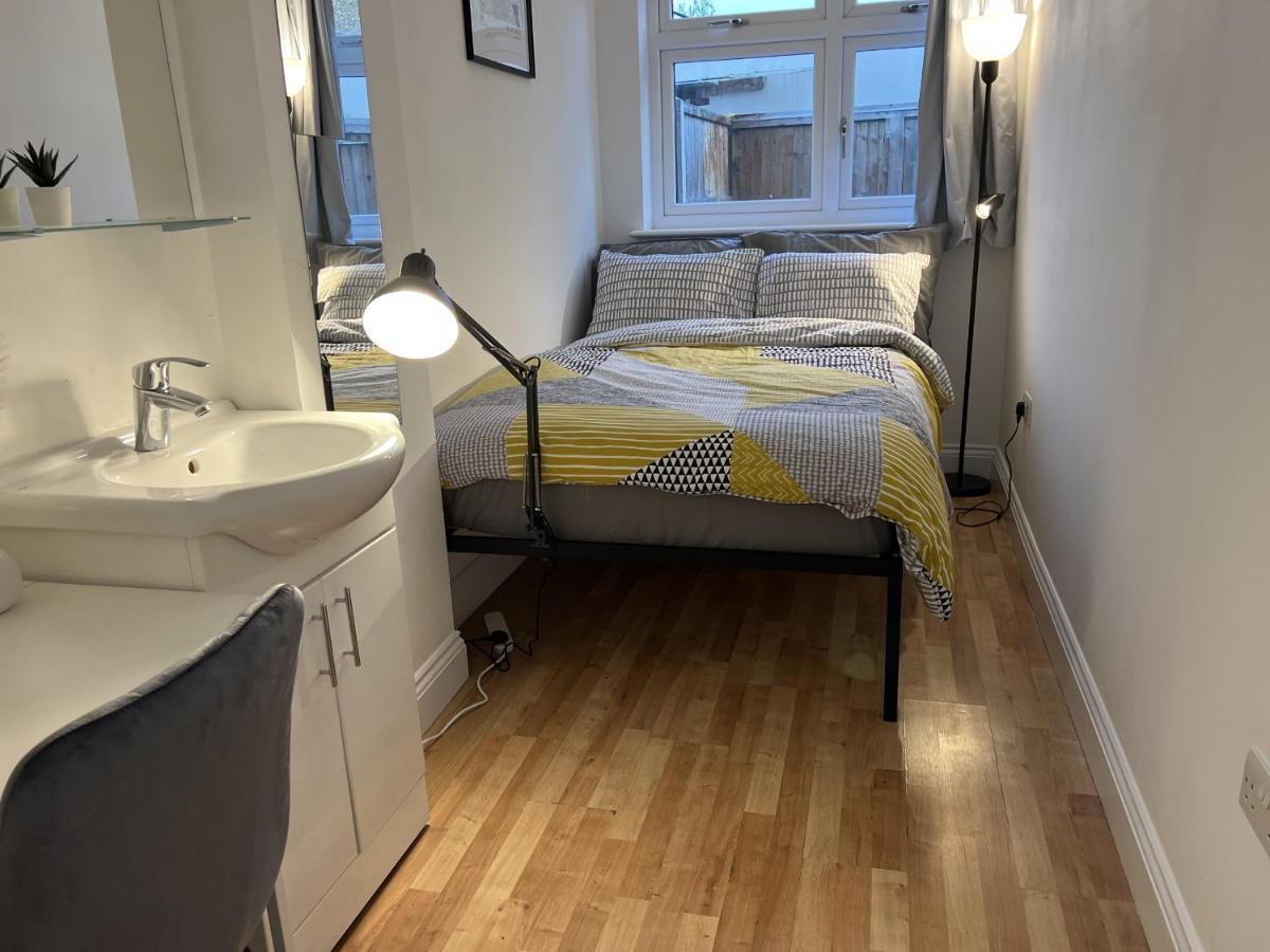 فندق 4 Wharncliffe Drive Hanwell المظهر الخارجي الصورة